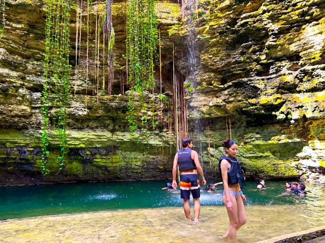 Nadando en aguas mayas