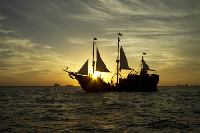 Barco pirata al atardecer