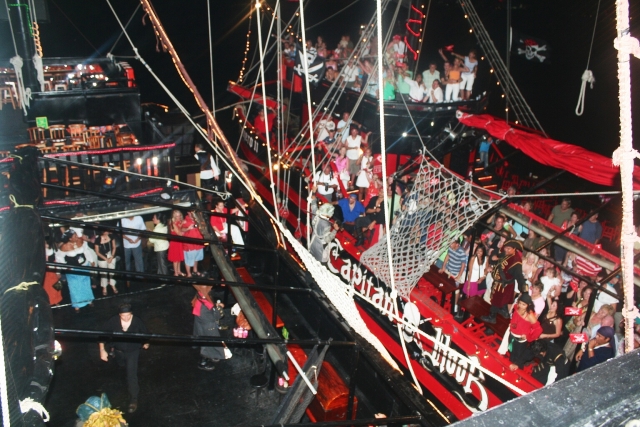 Fiesta y navegación pirata