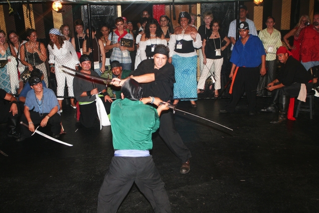 Combate entre piratas en el barco 