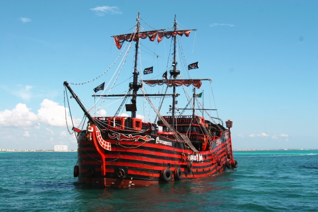 Barco pirata rojo