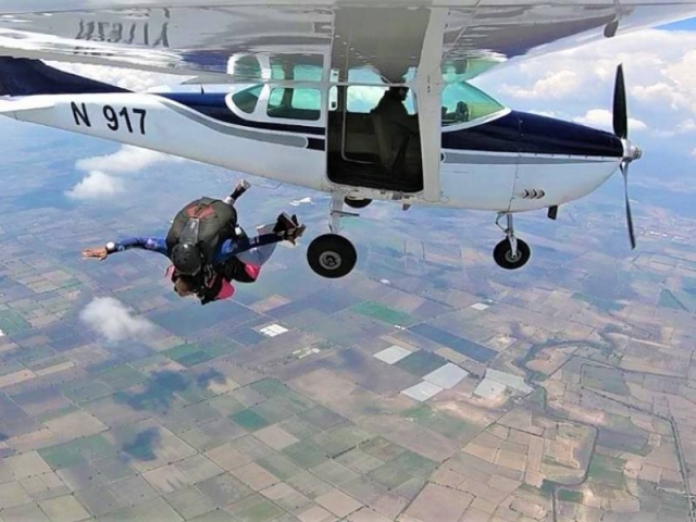 Aventándose de una avioneta Aventándose de una avioneta
