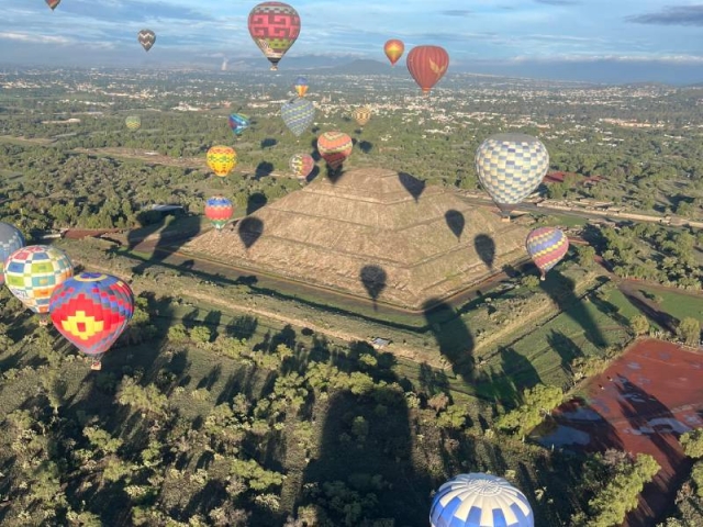 Paisaje globos aerostáticos y pirámide