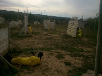 Terrain de paintball avec obstacles 