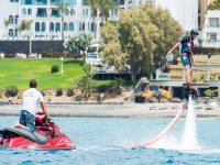  Flyboard ao lado do instrutor de Jet ski 