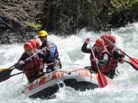 concentrandose en controlar la barca