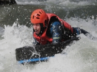  Faire de l'hydrospeed avec un casque rouge 