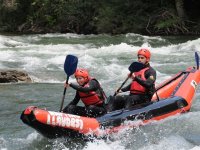  Ela assume o controle da canoa