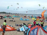 Aprendiendo a volar las cometas en la costa Brava