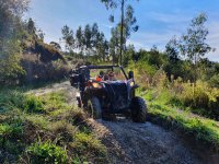  Em estradas lamacentas com buggies 