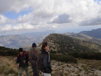  Au milieu de la randonnée en montagne 