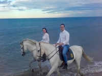 Ruta a caballo en pareja por la playa