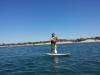 chico practicando paddle surf