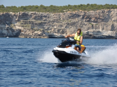 Puesta de sol en moto de agua costa menorquina