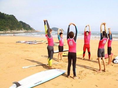 Curso básico de surf en Zarautz para colegios