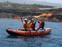 Subiendo los remos en el kayak