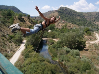 Bungee-Jumping über den Cabriel-Fluss am ersten Sonntag im Monat