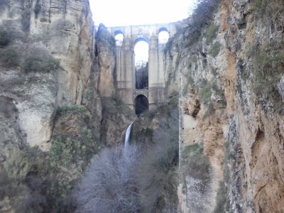 通过 Tajo de Ronda 的 Ferrata 晚上外出