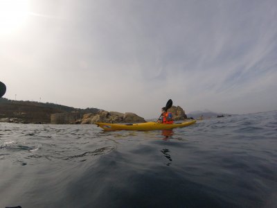 Mieten Sie ein Kajak an der Küste von Ceuta