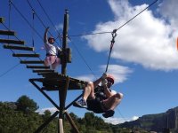 Sur la tyrolienne à côté du déguisé 