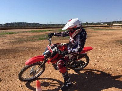 Aprender a conducir una moto desde cero en Cheste