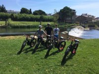 Posando con las e-bikes