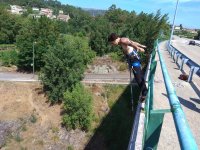  Vor dem Springen von die Brücke