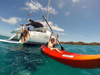 Excursão de catamarã saindo de Fuerteventura