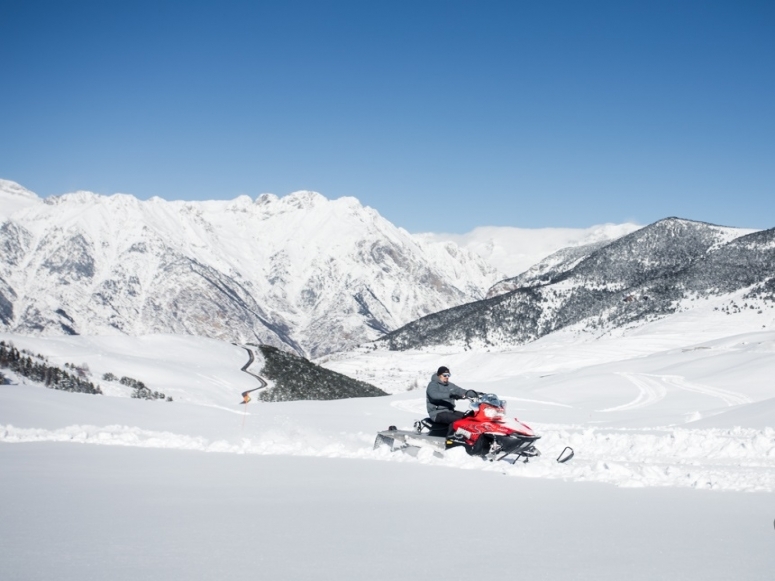 Descubriendo increíbles paisajes en  mooto de nieve