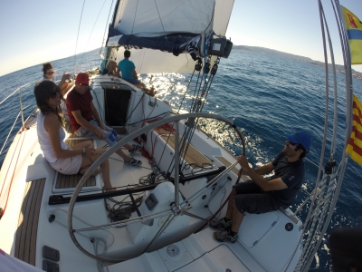 Mieten Sie ein Segelboot an der Küste von Girona