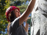  Étudiant d'escalade au mur d'escalade