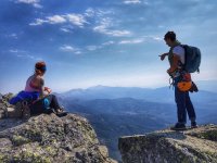 Contemplando las vistas desde la cima