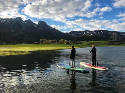 在山湖 Picos de Europa 中站起来划桨