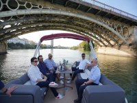 Paseo en barco con amigos