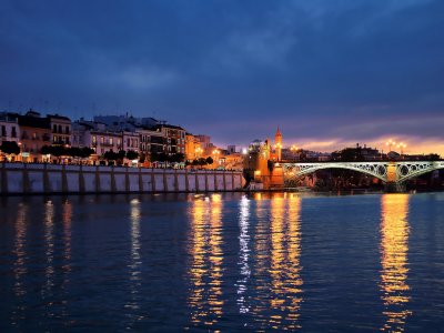 Nachtfahrt mit dem Boot auf dem Guadalquivir