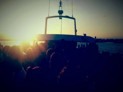 Paseo en catamarán en Valencia con aperitivo