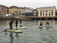 Familia haciendo paddle surf