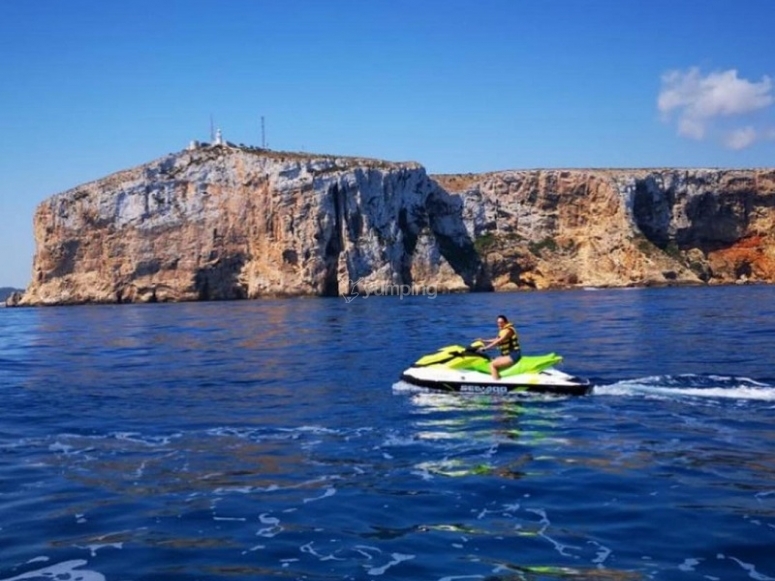 Conoce Denia subido a una moto de agua