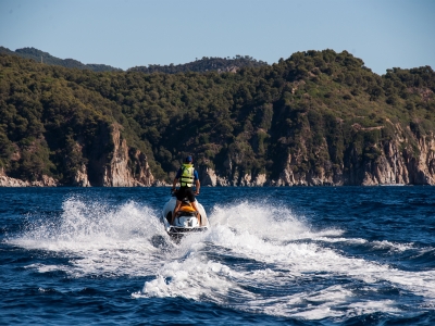 Flyboard e moto d'acqua per addii al celibato