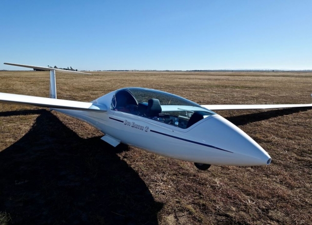  Aereo aliante a terra 