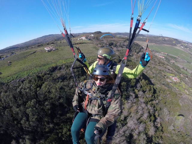  Mädchen beim Tandem-Gleitschirmfliegen in Montijo 