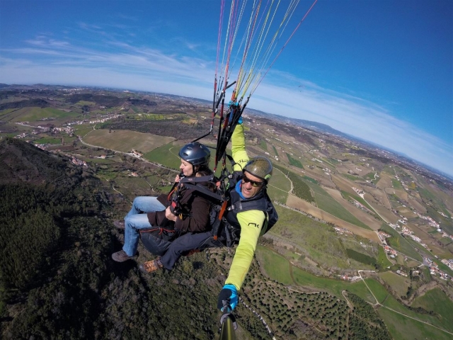 Gleitschirmlehrer mit Passagier in Portugal 