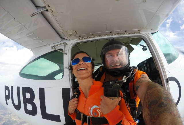  Salto nel vuoto con il paracadute 