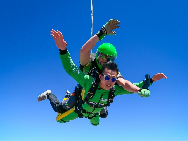  Lancio con il paracadute dall'aereo 