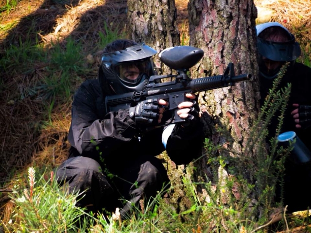  Agachar-se com o marcador de paintball 
