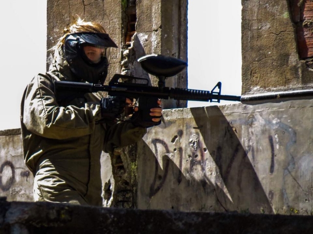  Apontar para o adversário com o marcador de paintball 