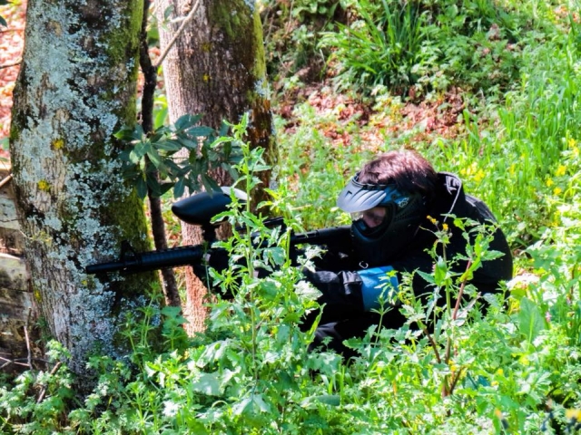  Jogador de paintball no mato 