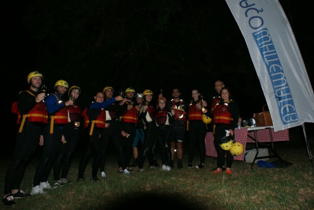  Gruppo preparato per il rafting 