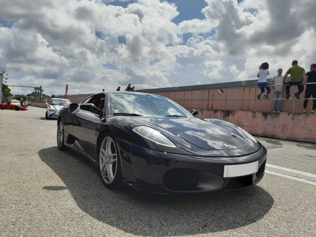 Un Ferrari en las carreteras portuguesas