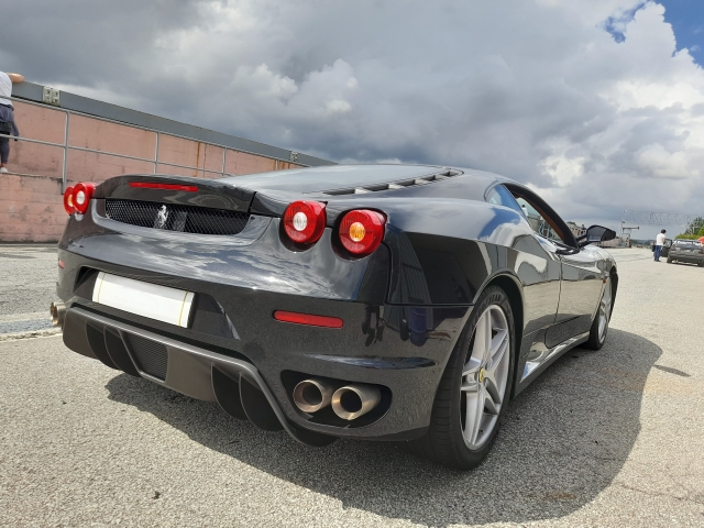 El chasis de un Ferrari negro